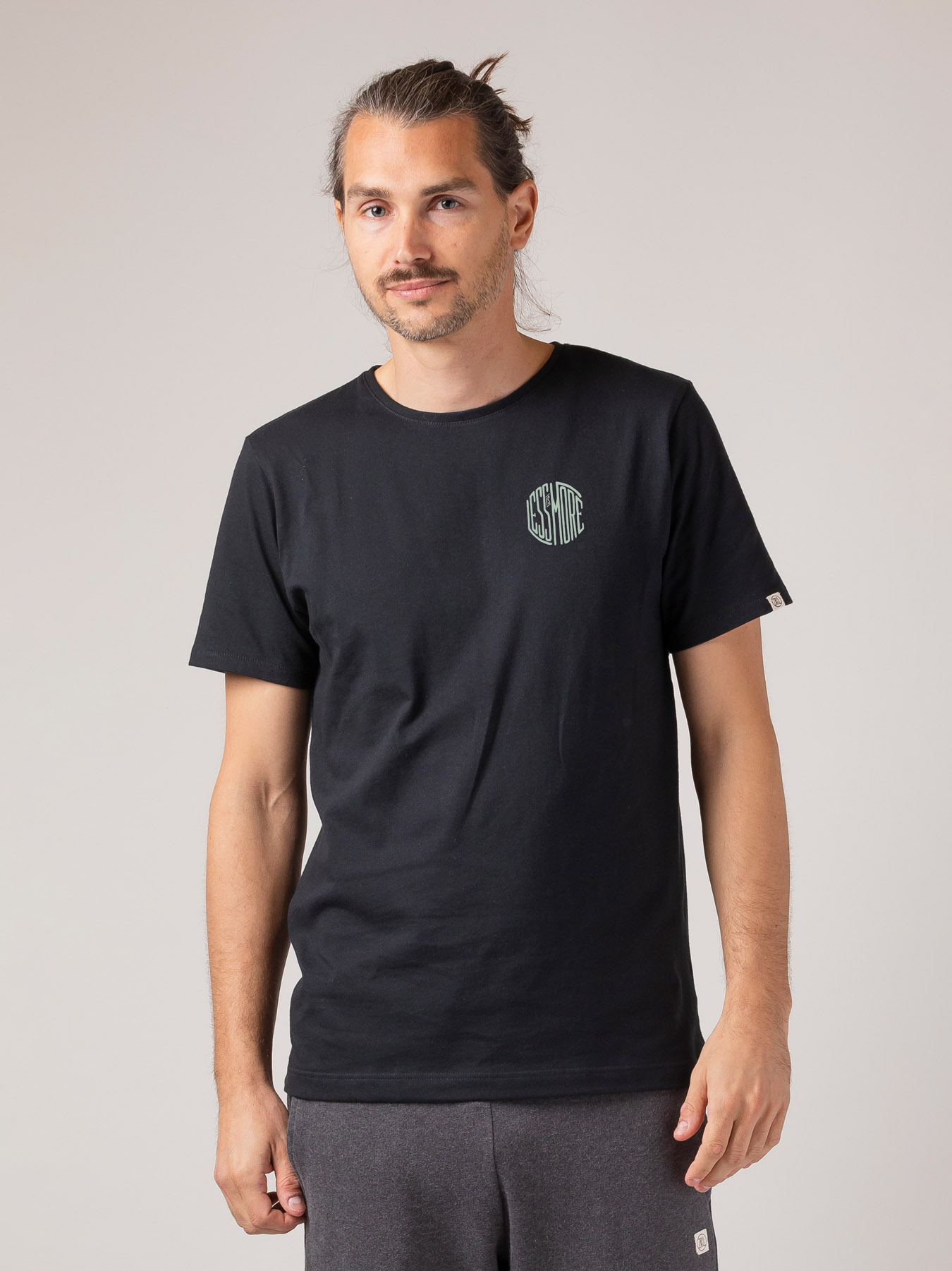 T Shirt Less Is More Zrcl Black 01